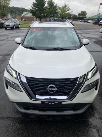 Photo of 2022 White Nissan Rogue
