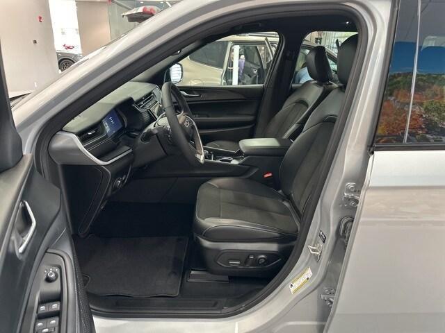 Photo of 2024 Silver Zynith Jeep Grand Cherokee