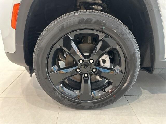 Photo of 2024 Silver Zynith Jeep Grand Cherokee