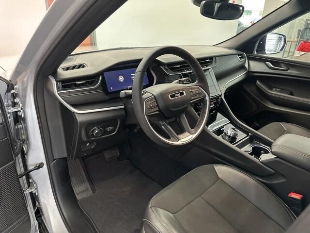 Photo of 2024 Silver Zynith Jeep Grand Cherokee