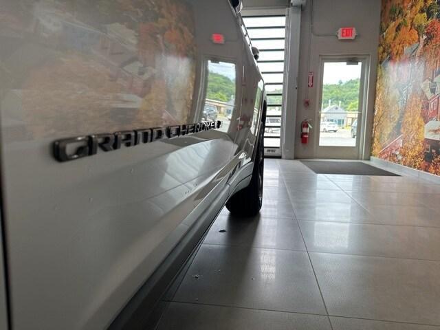 Photo of 2024 Silver Zynith Jeep Grand Cherokee
