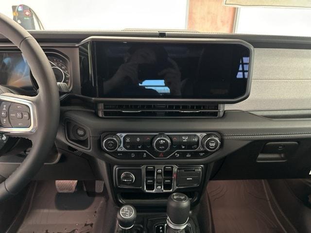 Photo of 2025 Bright White Clearcoat Jeep Wrangler