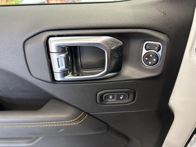 Photo of 2025 Bright White Clearcoat Jeep Wrangler