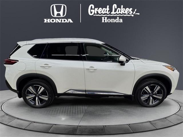 Photo of 2022 Pearl White Tricoat Nissan Rogue