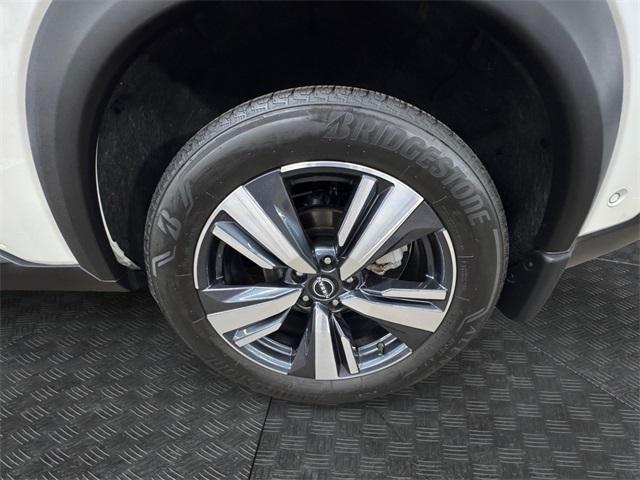 Photo of 2022 Pearl White Tricoat Nissan Rogue