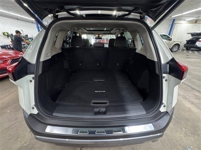 Photo of 2022 Pearl White Tricoat Nissan Rogue