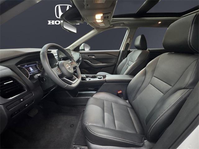 Photo of 2022 Pearl White Tricoat Nissan Rogue