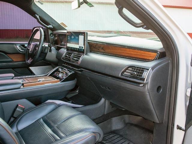 Photo of 2022 White Metallic Lincoln Navigator
