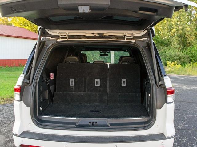 Photo of 2022 White Metallic Lincoln Navigator