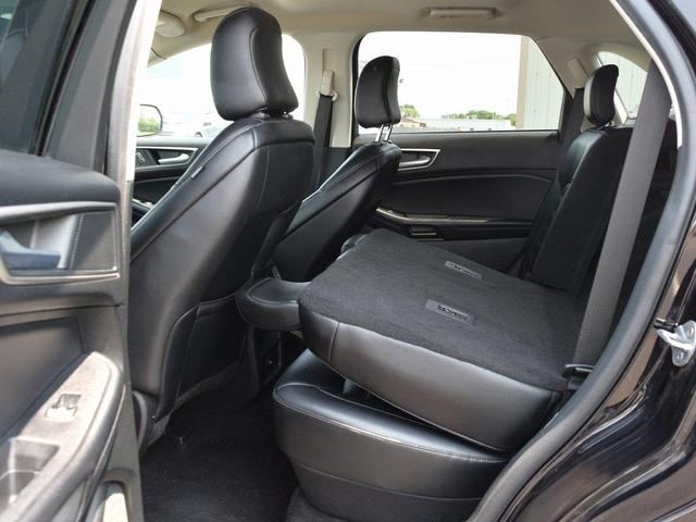 Photo of 2022 Black Metallic Ford Edge