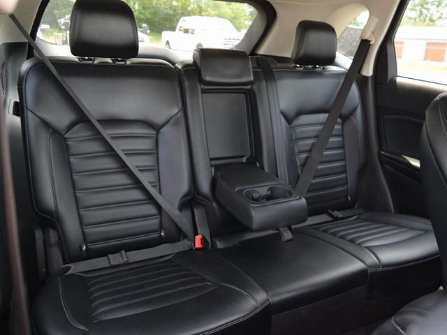 Photo of 2022 Black Metallic Ford Edge