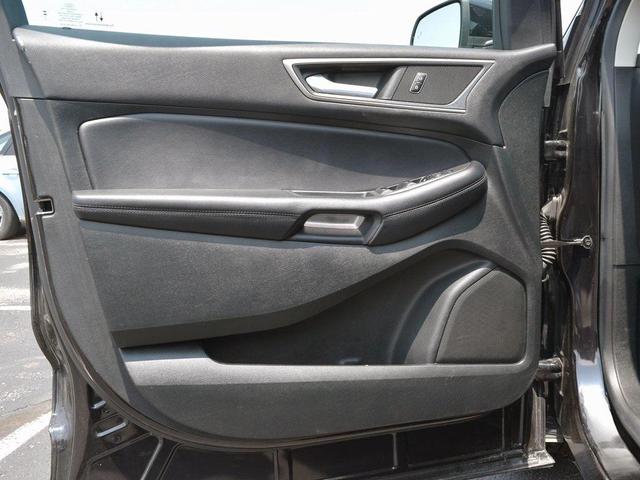 Photo of 2022 Black Metallic Ford Edge