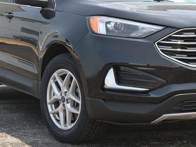 Photo of 2022 Black Metallic Ford Edge