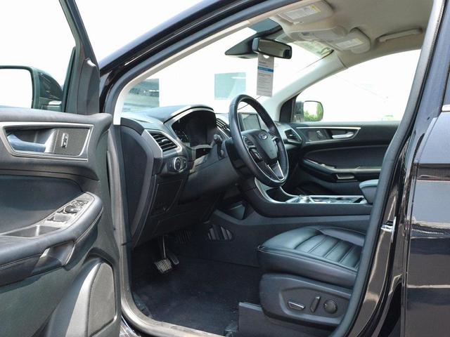 Photo of 2022 Black Metallic Ford Edge