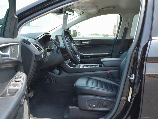 Photo of 2022 Black Metallic Ford Edge