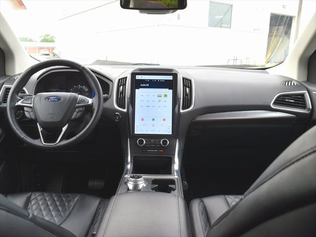 Photo of 2024 Silver Metallic Ford Edge