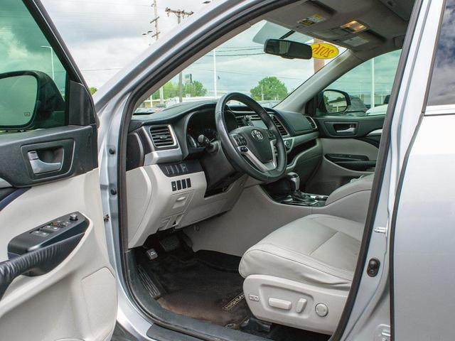 Photo of 2016 Silver Sky Metallic Toyota Highlander