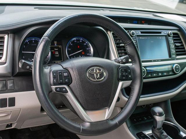 Photo of 2016 Silver Sky Metallic Toyota Highlander