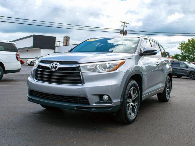 Photo of 2016 Silver Sky Metallic Toyota Highlander