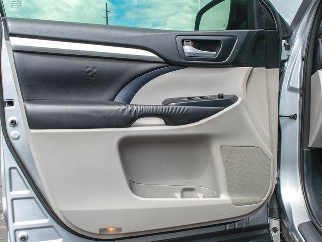 Photo of 2016 Silver Sky Metallic Toyota Highlander