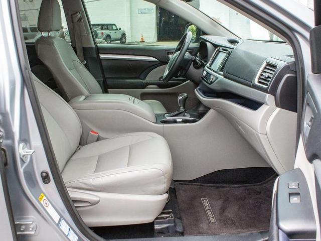 Photo of 2016 Silver Sky Metallic Toyota Highlander