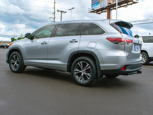 Photo of 2016 Silver Sky Metallic Toyota Highlander