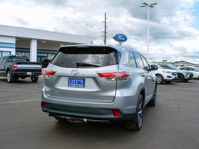 Photo of 2016 Silver Sky Metallic Toyota Highlander