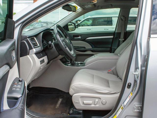 Photo of 2016 Silver Sky Metallic Toyota Highlander