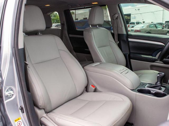 Photo of 2016 Silver Sky Metallic Toyota Highlander
