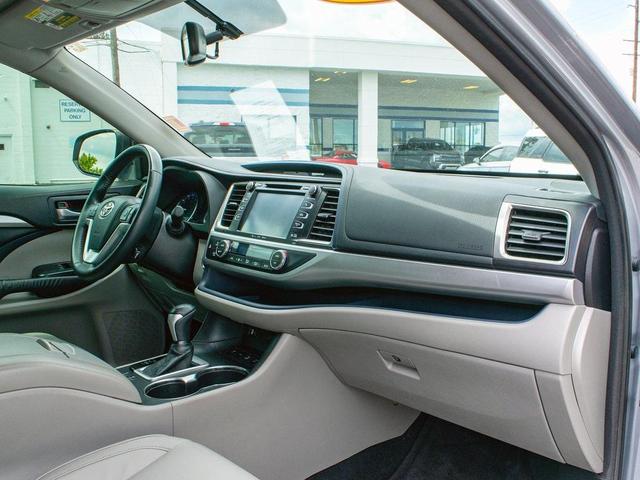Photo of 2016 Silver Sky Metallic Toyota Highlander