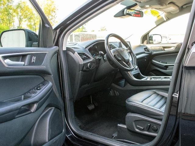 Photo of 2023 Black Metallic Ford Edge