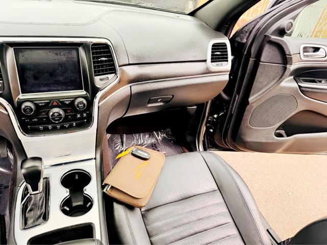 Photo of 2018 Diamond Black Crystal Pearlcoat Jeep Grand Cherokee