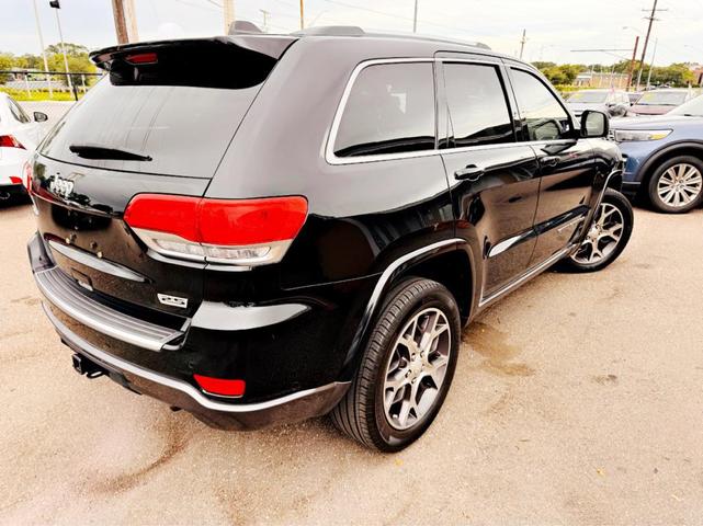 Photo of 2018 Diamond Black Crystal Pearlcoat Jeep Grand Cherokee