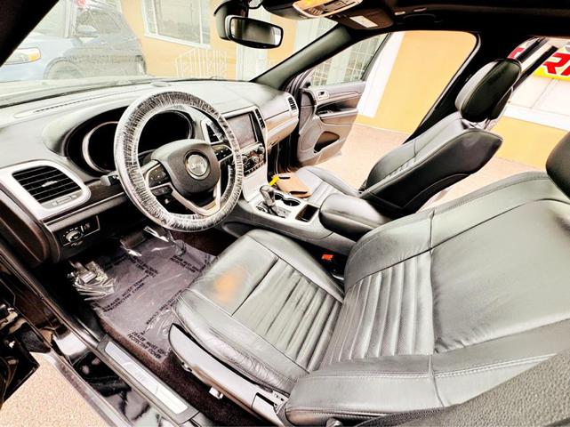 Photo of 2018 Diamond Black Crystal Pearlcoat Jeep Grand Cherokee