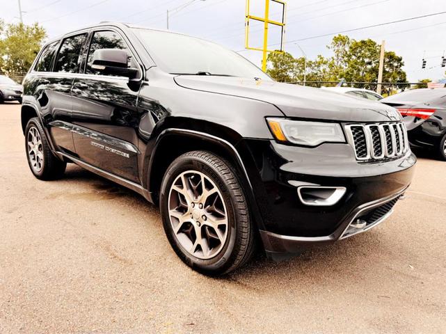 Photo of 2018 Diamond Black Crystal Pearlcoat Jeep Grand Cherokee
