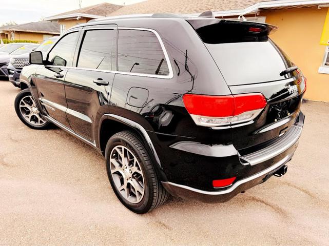 Photo of 2018 Diamond Black Crystal Pearlcoat Jeep Grand Cherokee
