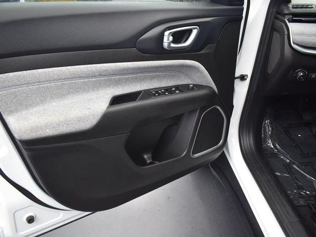 Photo of 2024 Bright White Clearcoat Jeep Compass