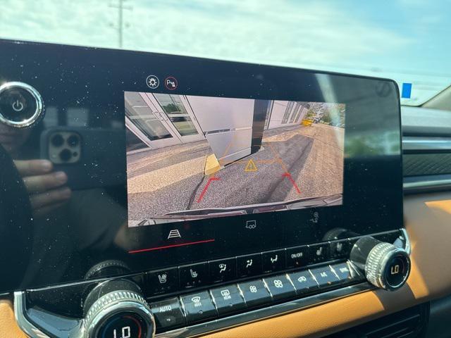Photo of 2025 Summit White GMC Canyon