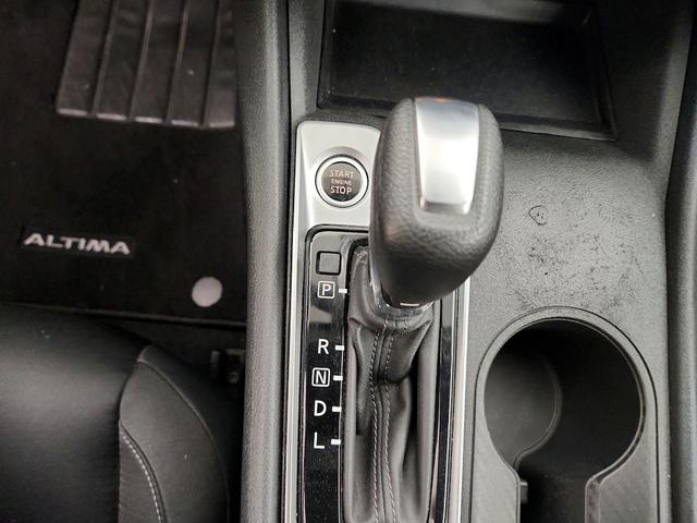Photo of 2020 White Nissan Altima