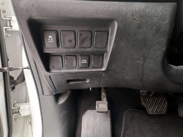 Photo of 2014 White Nissan Pathfinder