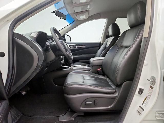 Photo of 2014 White Nissan Pathfinder