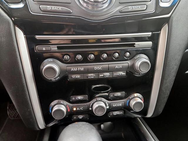Photo of 2014 White Nissan Pathfinder