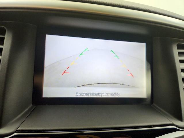 Photo of 2014 White Nissan Pathfinder