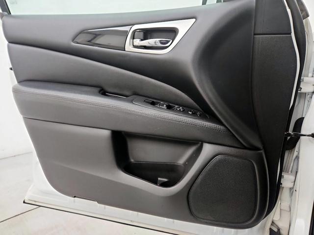 Photo of 2014 White Nissan Pathfinder