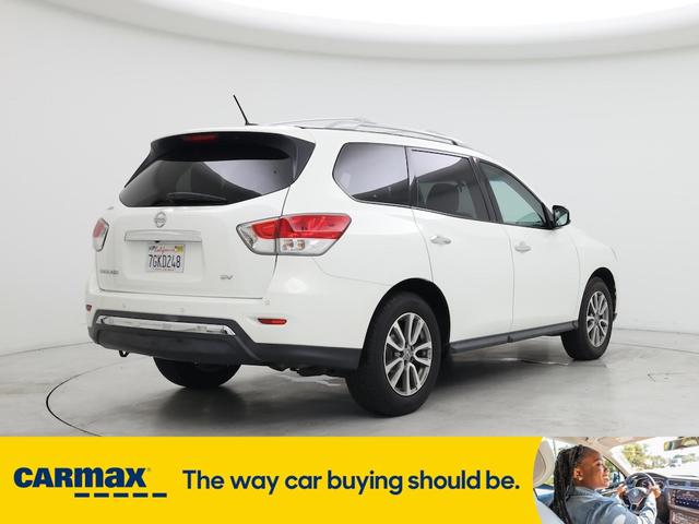 Photo of 2014 White Nissan Pathfinder