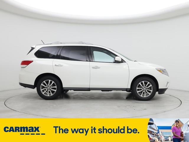Photo of 2014 White Nissan Pathfinder