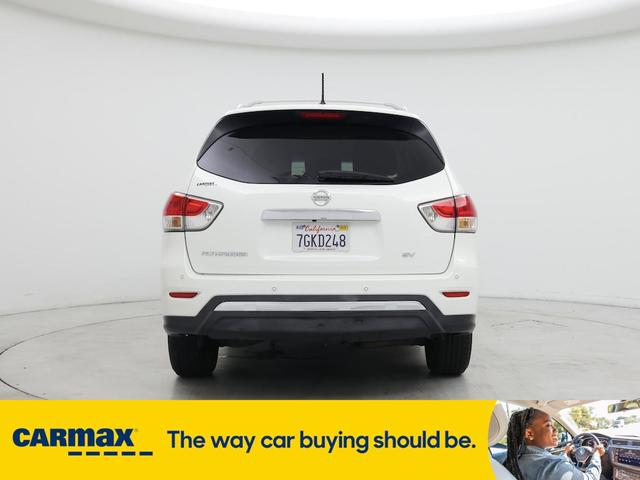 Photo of 2014 White Nissan Pathfinder