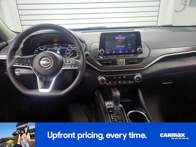 Photo of 2023 Gray Nissan Altima