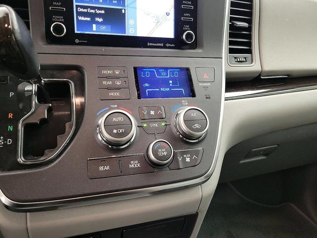 Photo of 2019 White Toyota Sienna