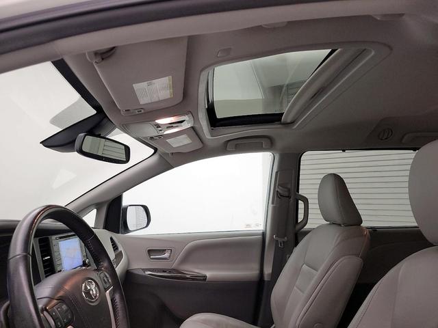 Photo of 2019 White Toyota Sienna